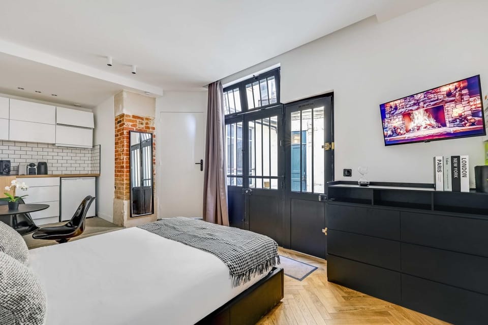 Bed, TV and multimedia, Kitchen or kitchenette, Bedroom