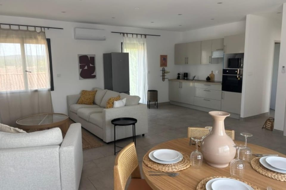 Solea - Terrace Side Apartment in L'Isle-sur-la-Sorgue