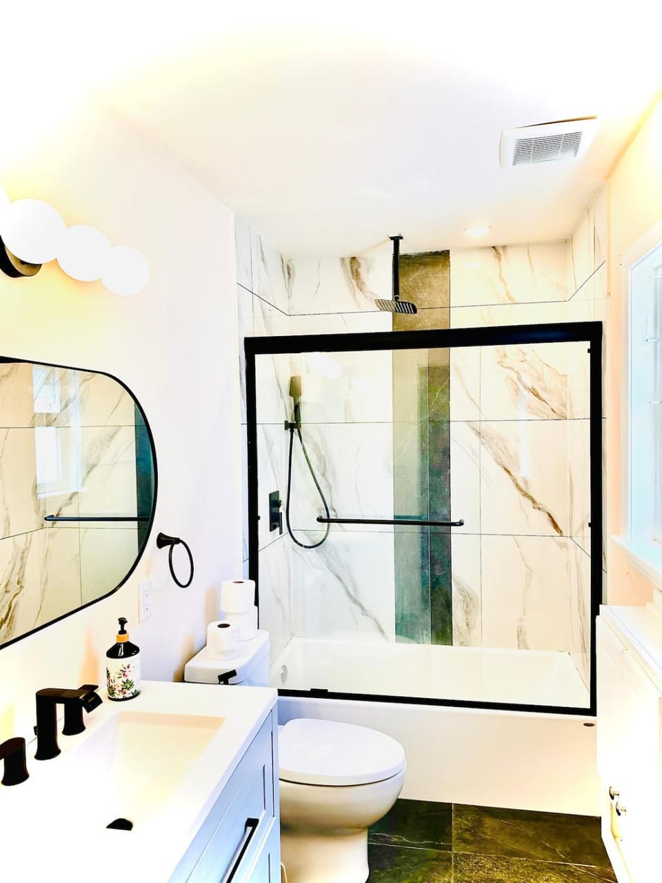 Entire Home Stylish 3BR Retreat Prime Location House in Vancouver