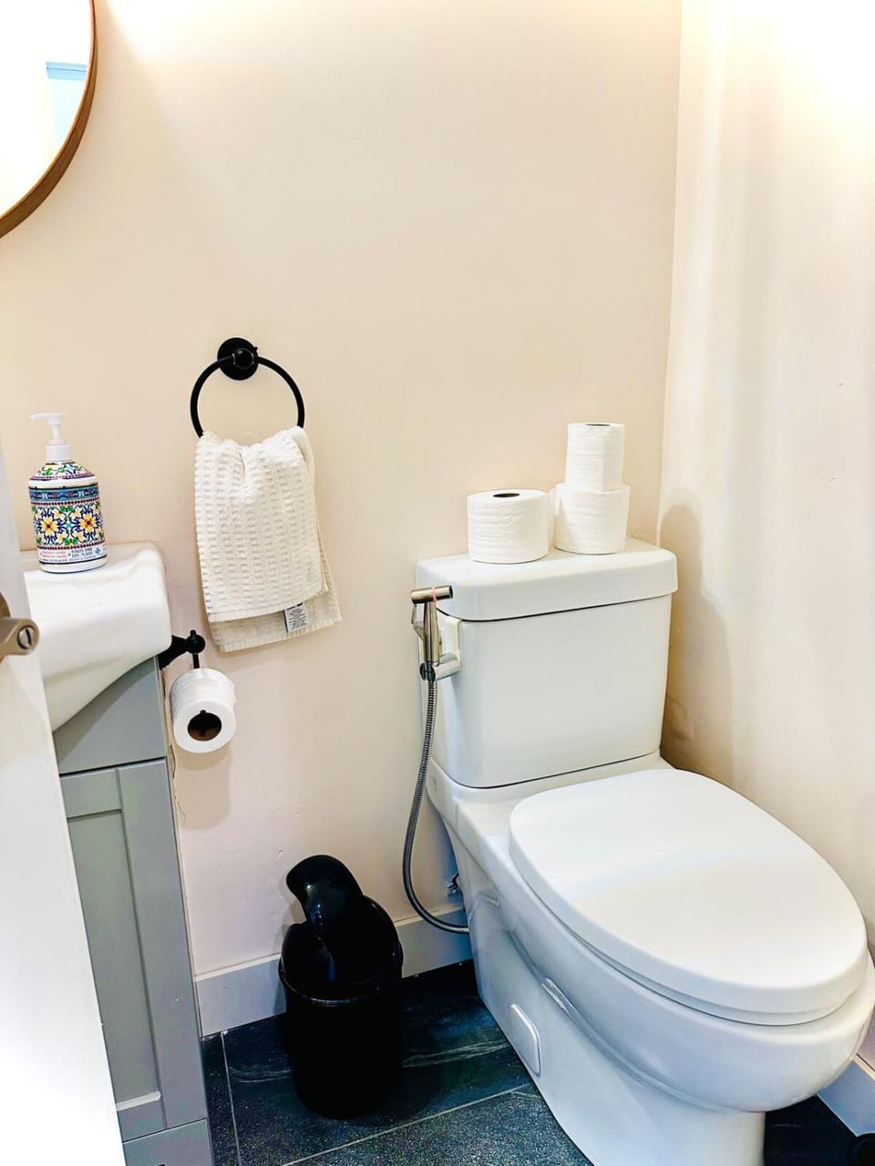 Entire Home Stylish 3BR Retreat Prime Location House in Vancouver