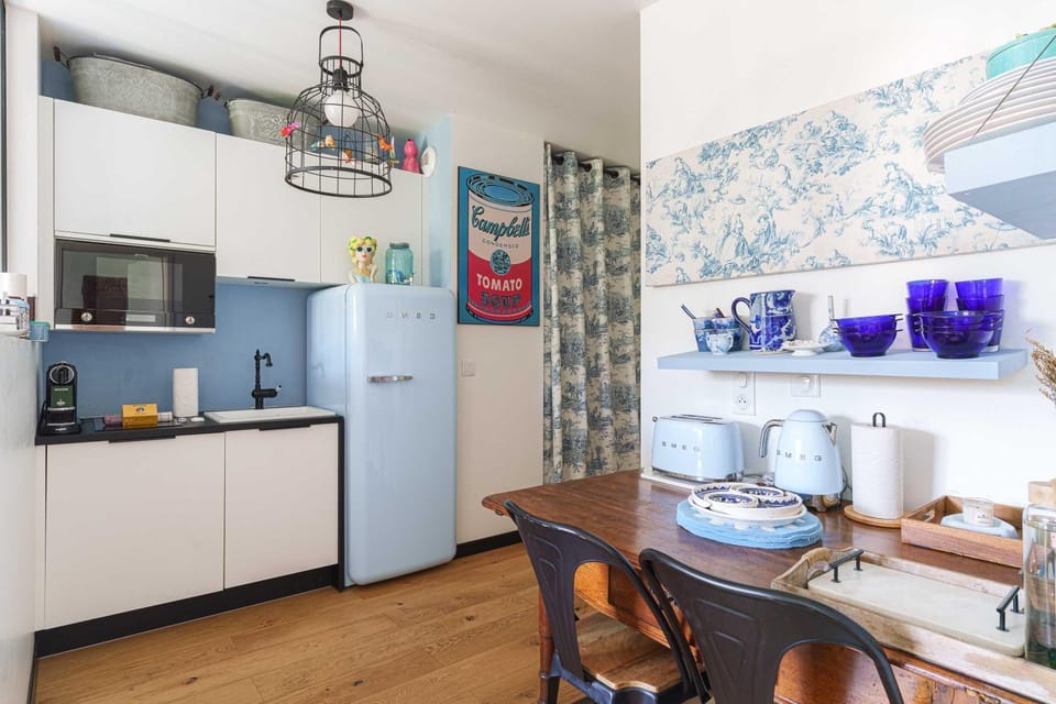 Kitchen or kitchenette, Dining area