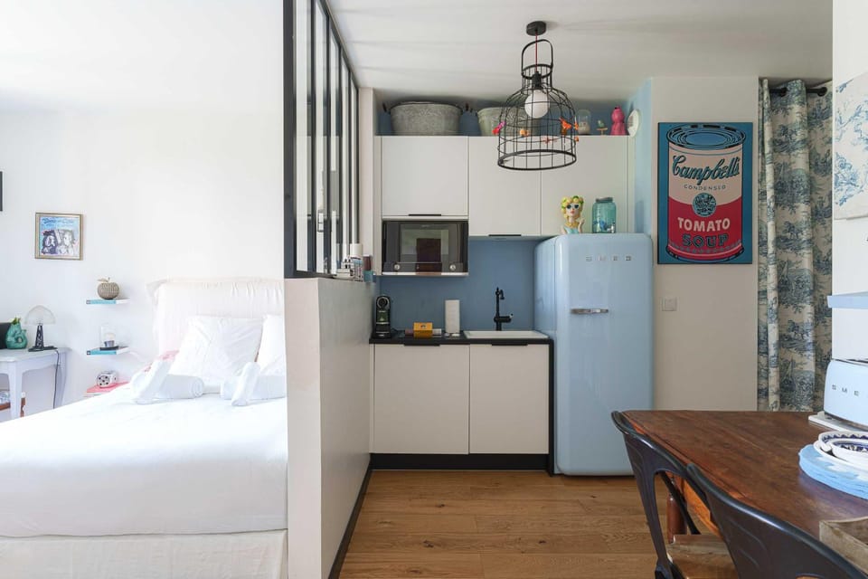 Bed, Kitchen or kitchenette