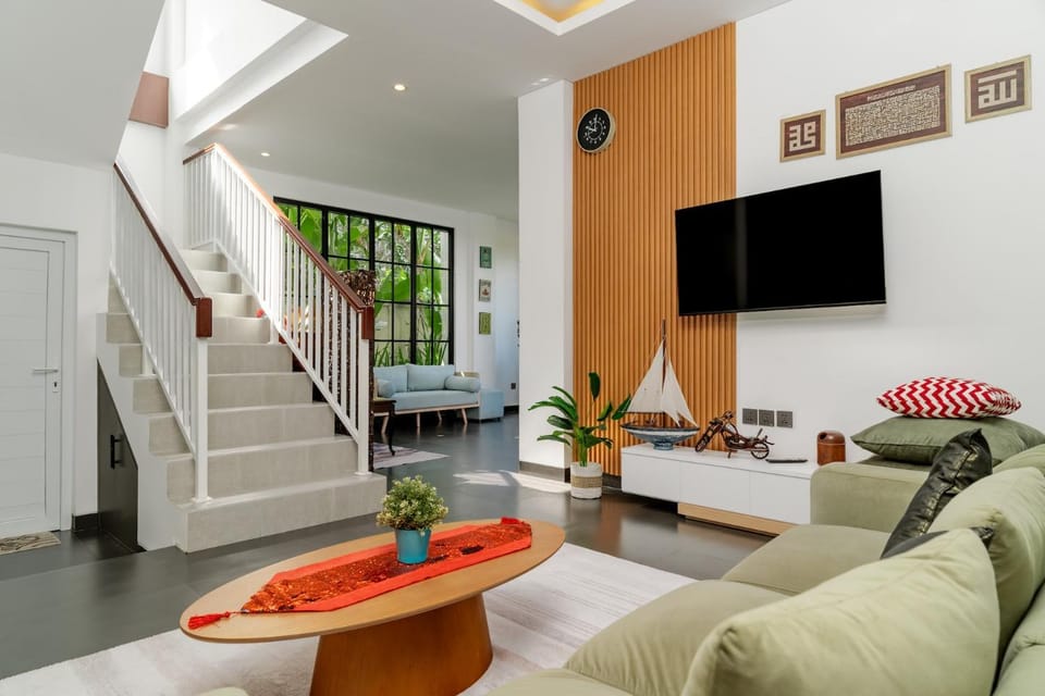 Communal lounge/ TV room, TV and multimedia, Living room, Seating area, Evening entertainment