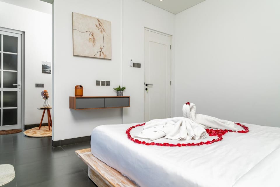 Bed, Photo of the whole room, Bedroom, towels