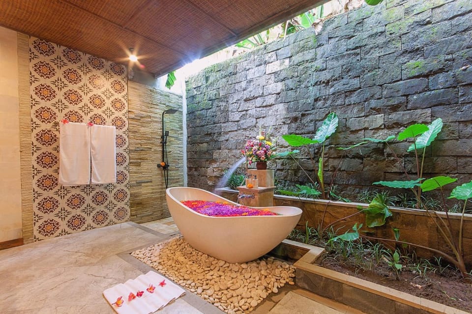 Shower, Bathroom, Garden view