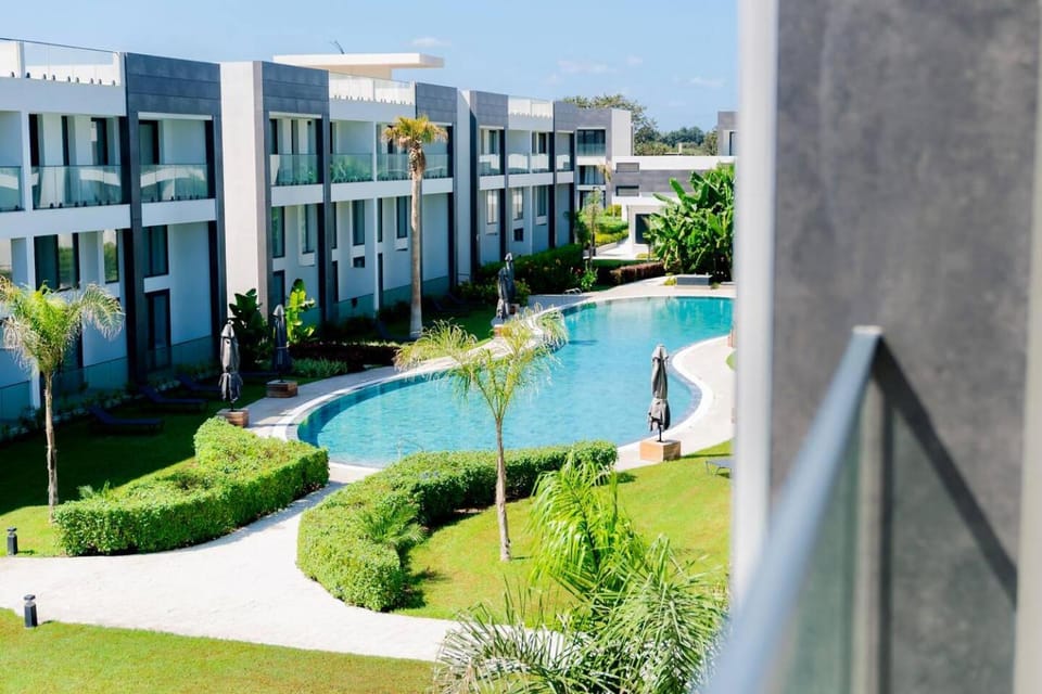 Swimming pool, sunbed