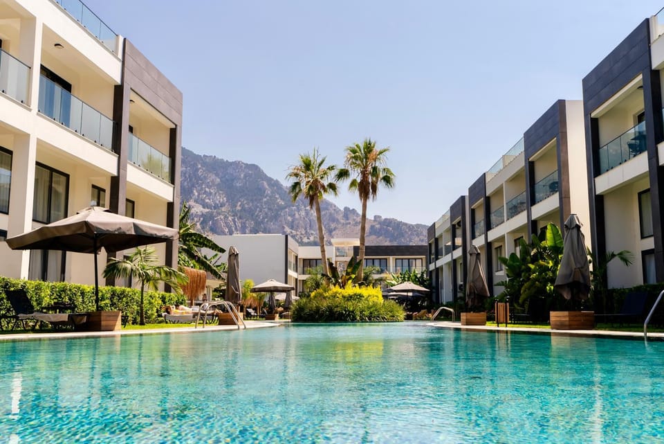 Balcony/Terrace, Mountain view, Pool view, Swimming pool, Inner courtyard view