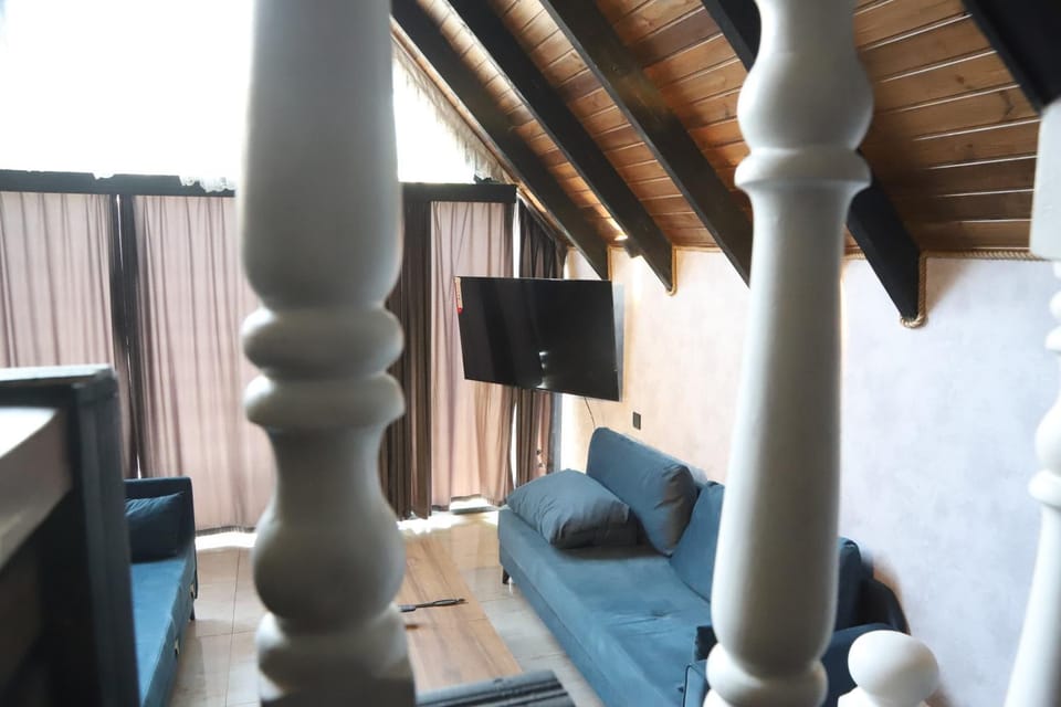 Communal lounge/ TV room, TV and multimedia, Living room, Seating area, Evening entertainment