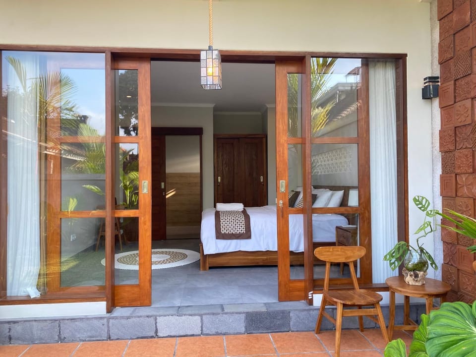 Property building, Bed, Day, View (from property/room), Balcony/Terrace, Photo of the whole room, Seating area, Bedroom, towels