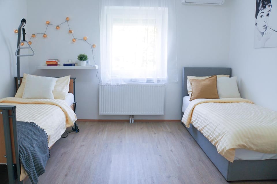 Bed, Photo of the whole room, Bedroom, air conditioner