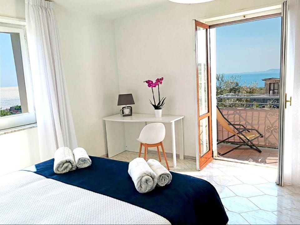 Capri view 2BR-2BA between Sorrento - Amalfi coast Apartment in Massa Lubrense