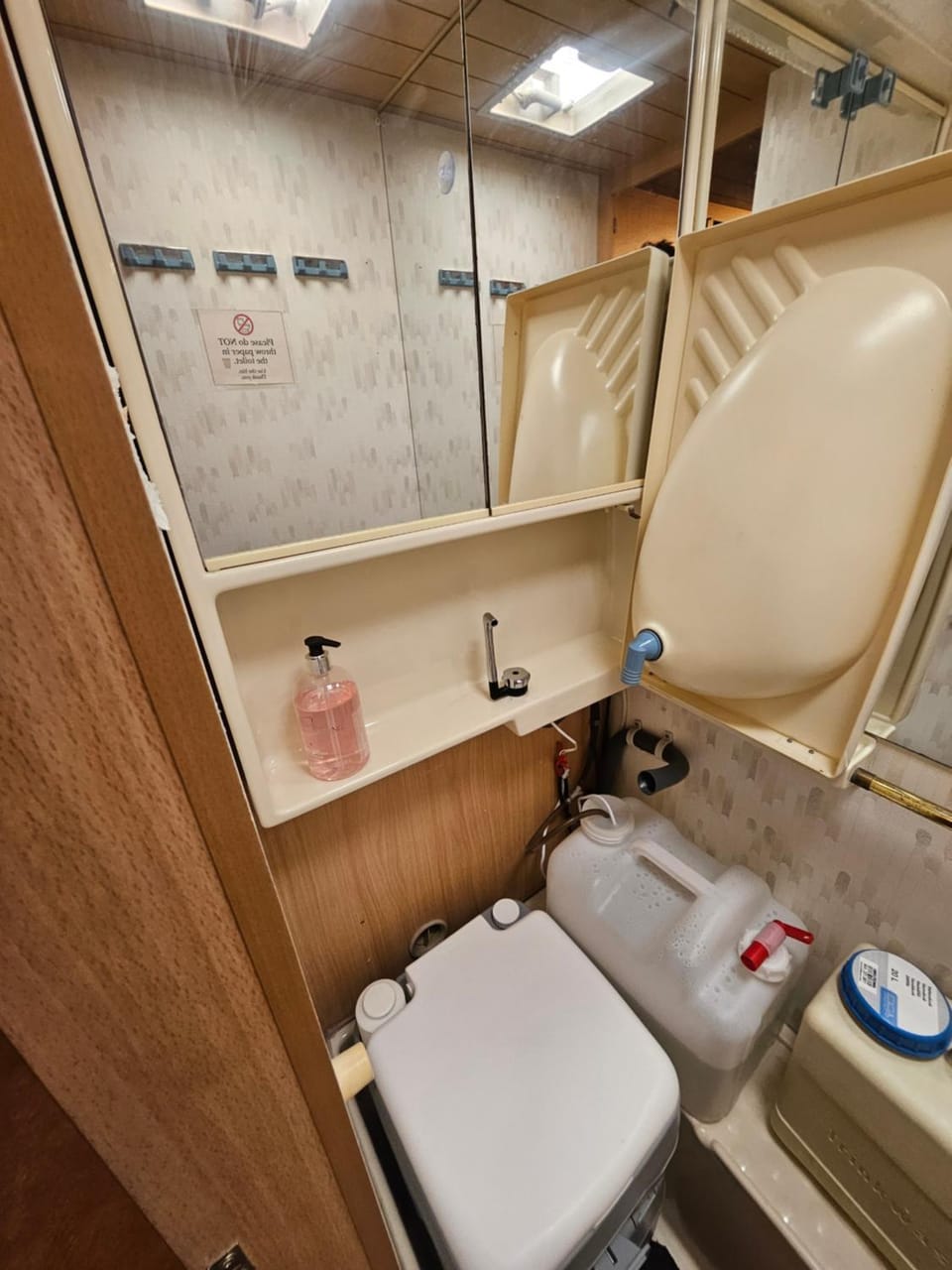 Full Service Caravan 2 Apartment in Capital Region of Denmark