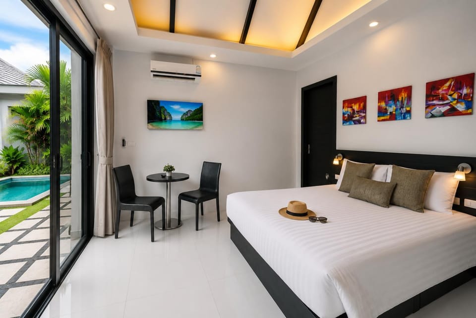 Bed, TV and multimedia, Photo of the whole room, Seating area, Bedroom, Pool view, Swimming pool, sunbed, air conditioner