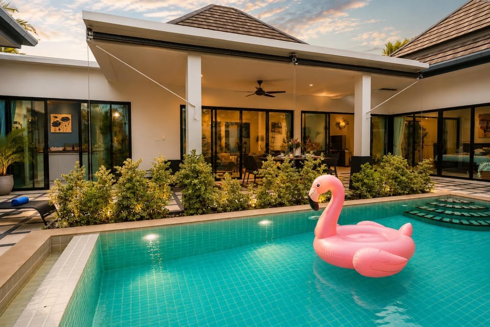 Property building, Pool view, Swimming pool, Swimming pool, sunbed