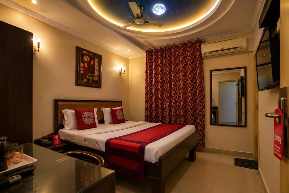 Property building, Bed, TV and multimedia, Photo of the whole room, Bedroom, air conditioner