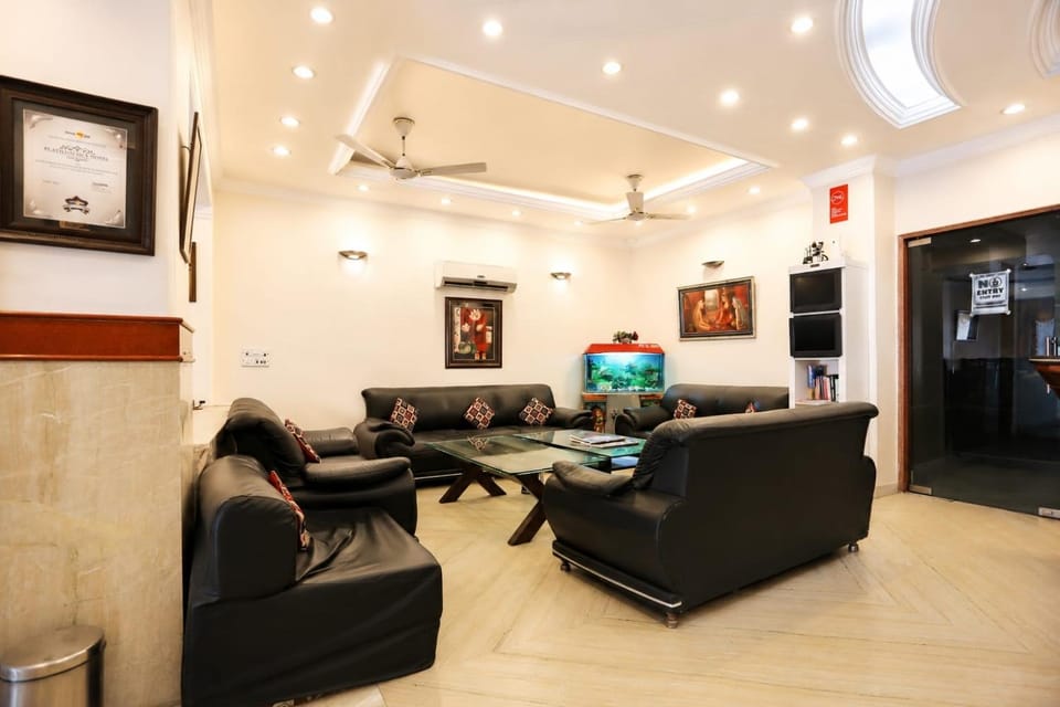 Property building, TV and multimedia, Living room, Seating area, fireplace, air conditioner
