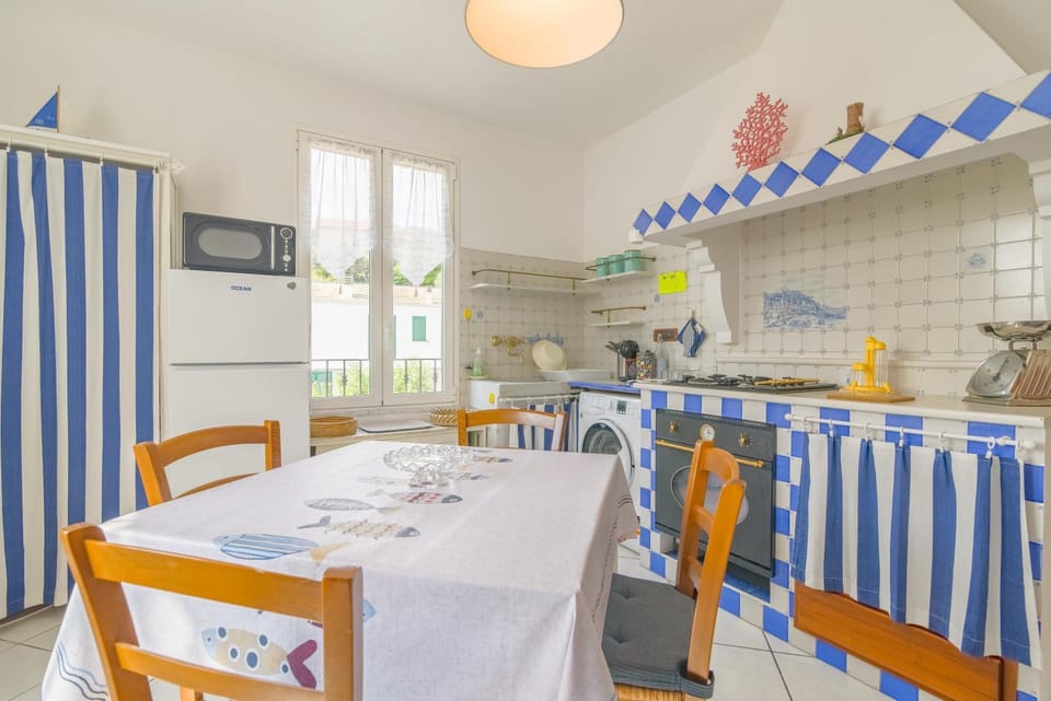 Kitchen or kitchenette, Dining area, stove