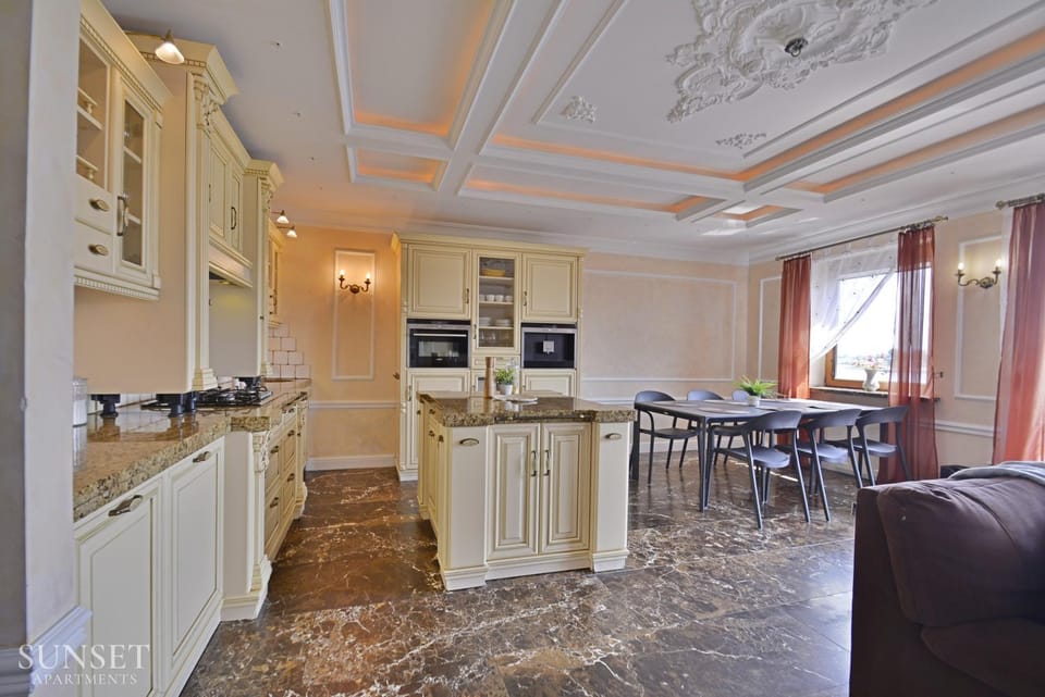 Kitchen or kitchenette, Dining area, stove