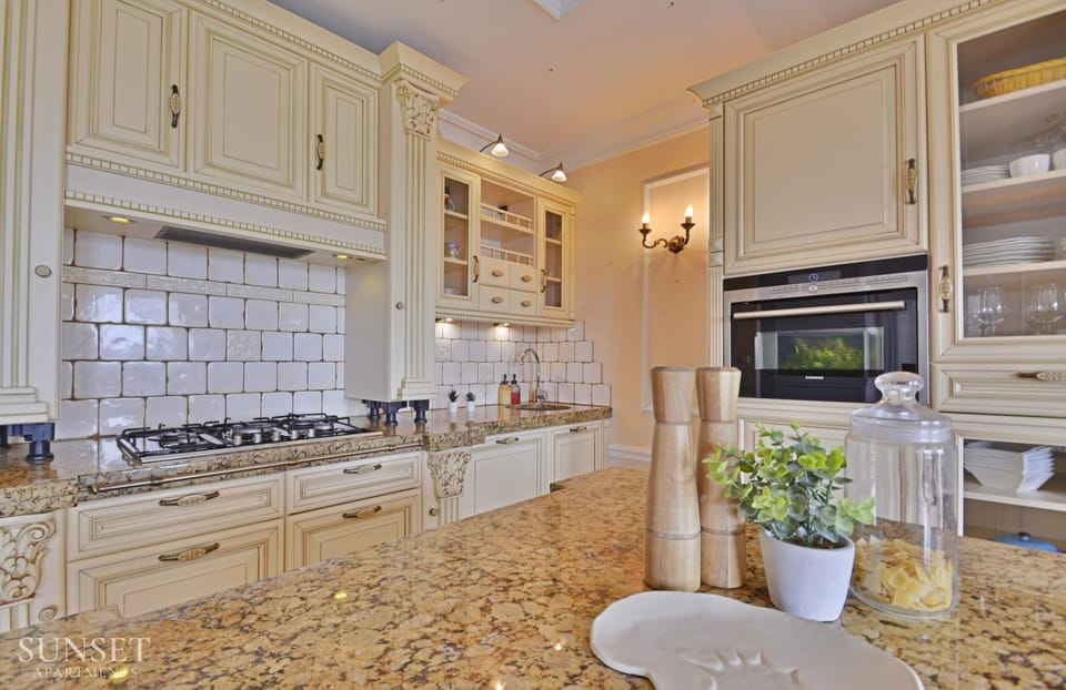 Kitchen or kitchenette, Dining area, dishwasher, stove