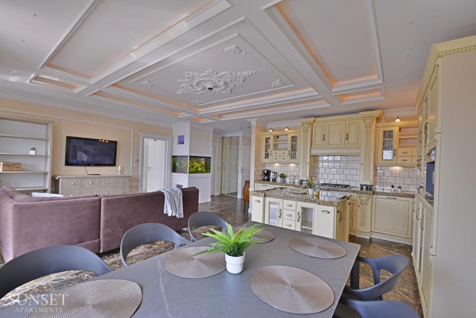 TV and multimedia, Kitchen or kitchenette, Dining area, oven, stove