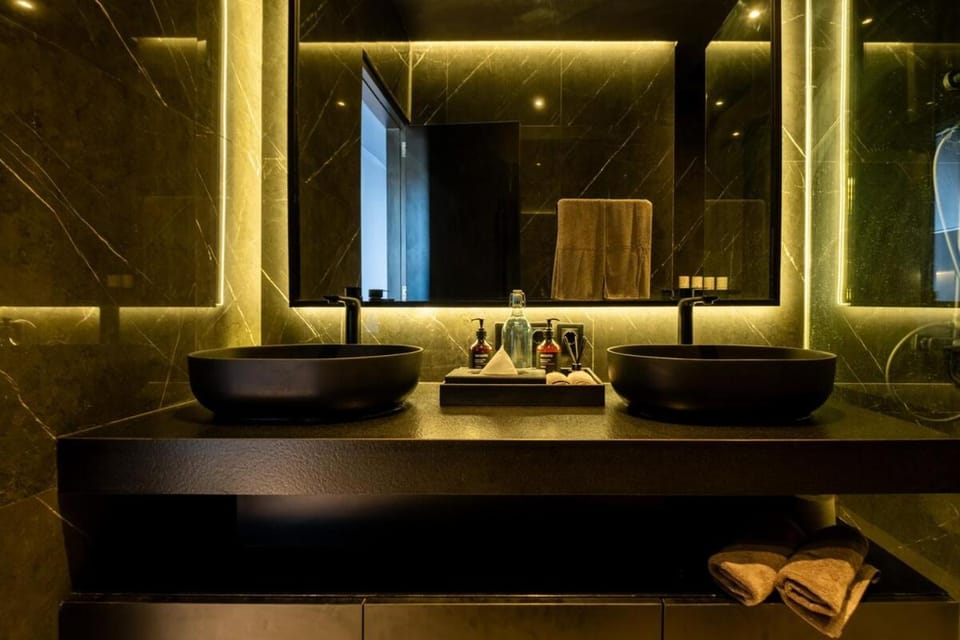 The Bat Cave Dark Luxury, Cold Plunge & Sauna Villa in Bali