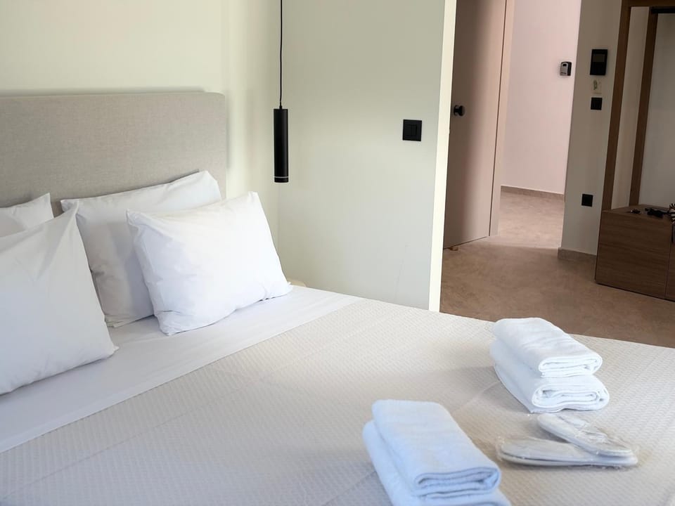 Photo of the whole room, Bedroom, wardrobe