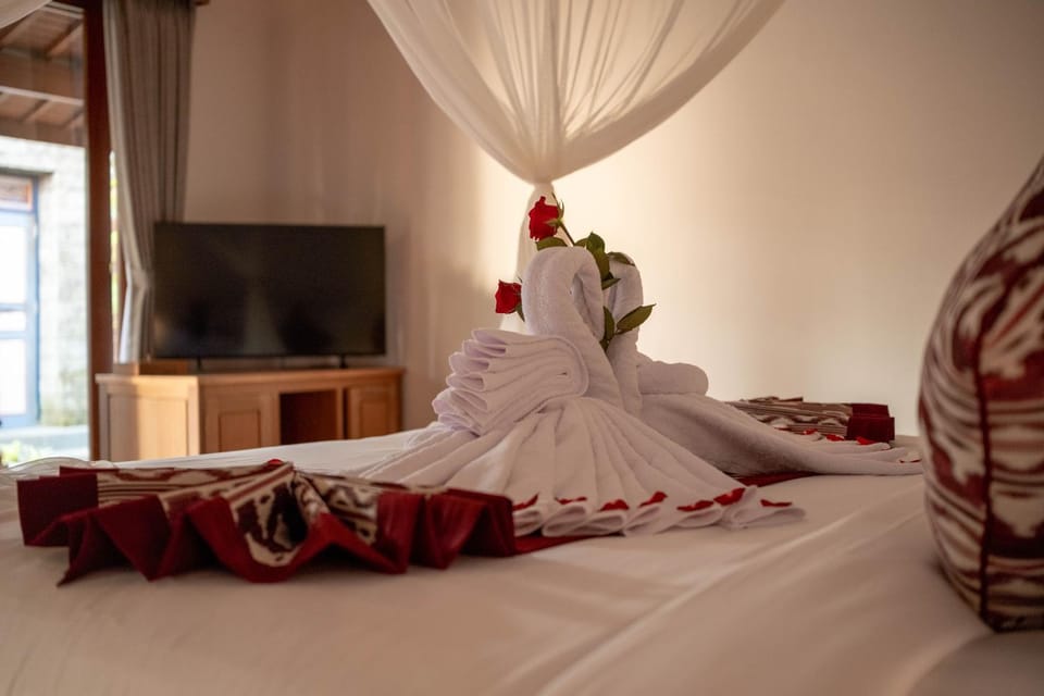 Bed, TV and multimedia, Photo of the whole room, Bedroom, towels