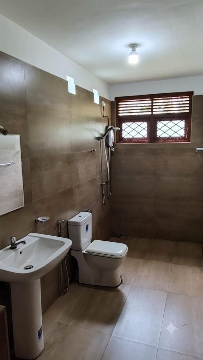 Lake Garden Villa - Pilapitiya Bed and Breakfast in Western Province