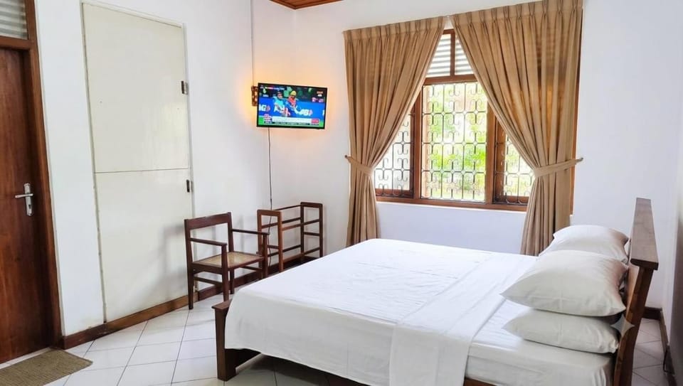 Bed, TV and multimedia, Photo of the whole room, hair dresser