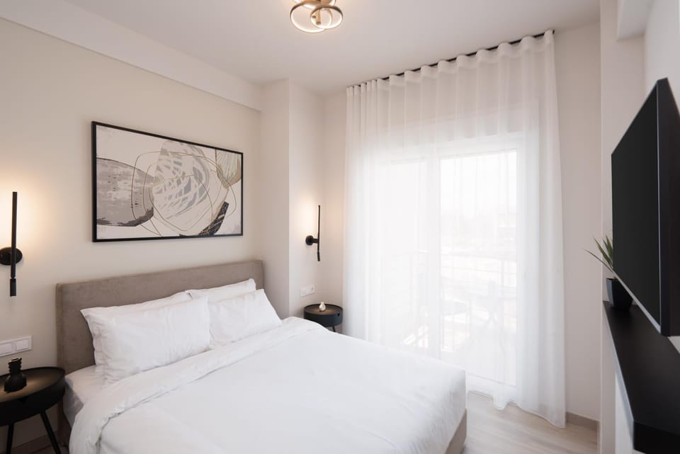 Bed, TV and multimedia, Balcony/Terrace, Decorative detail, Bedroom
