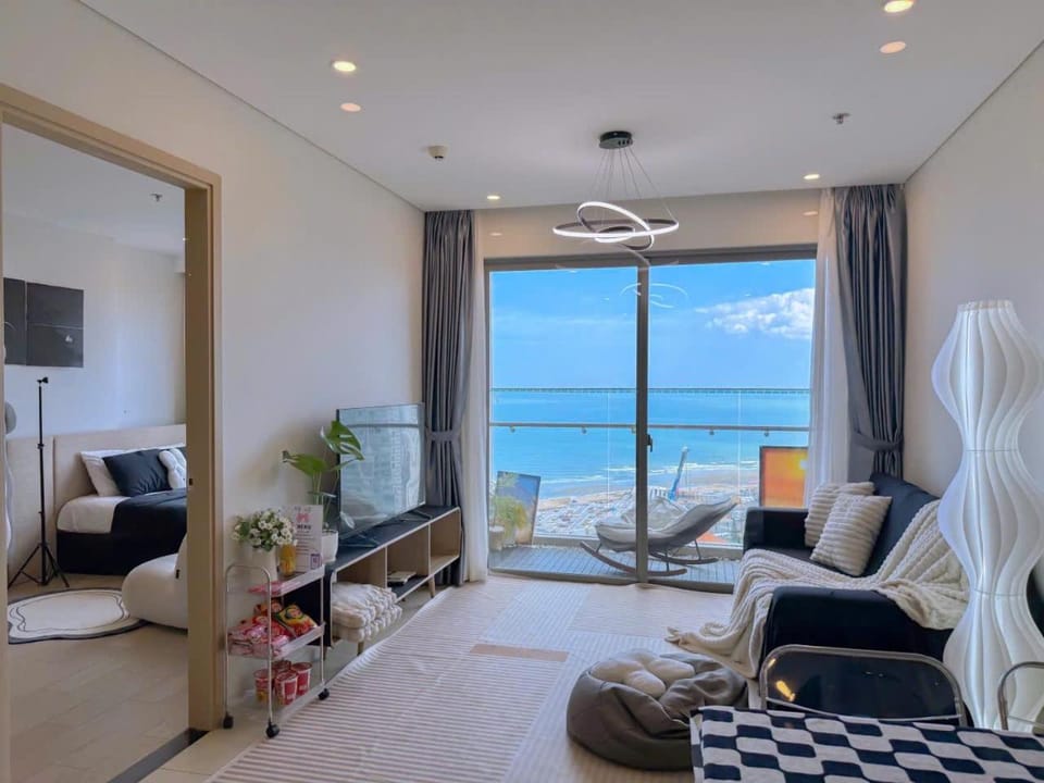 Communal lounge/ TV room, Bed, Natural landscape, TV and multimedia, Living room, Photo of the whole room, Seating area, Evening entertainment, Bedroom, Sea view