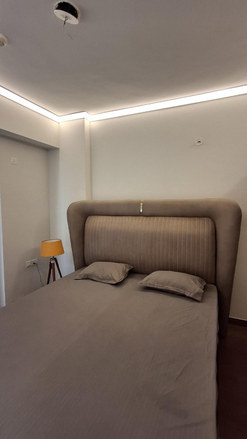 The Quiet Corner, Sunset Balcony, 15mins from Airport Apartment in Gurugram