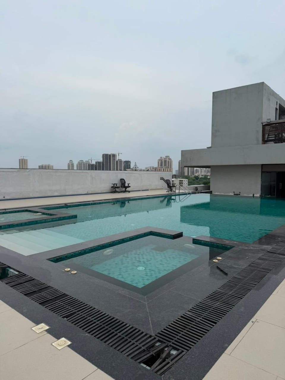 The Quiet Corner, Sunset Balcony, 15mins from Airport Apartment in Gurugram