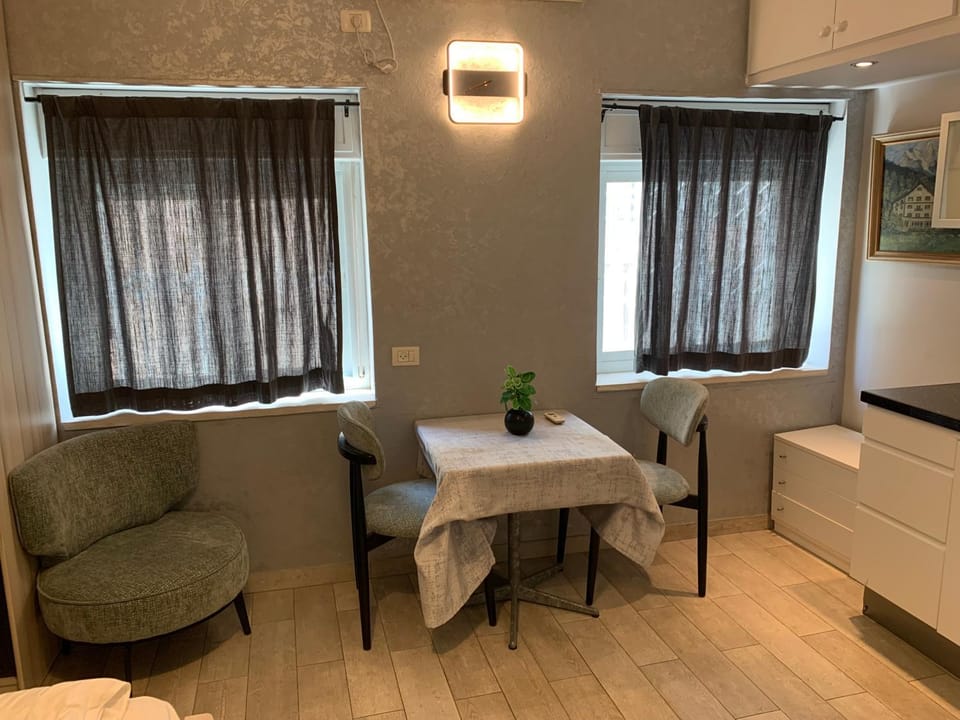 Seating area, Dining area
