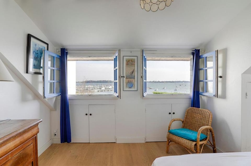 maison de pecheur, face à la mer House in Arzon