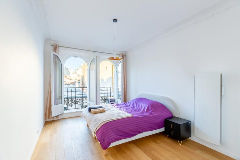 Elegant 2BR - Sleeps 6 - Steps from Arc de Triomphe Apartment in Paris