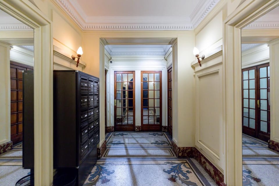 Elegant 2BR - Sleeps 6 - Steps from Arc de Triomphe Apartment in Paris