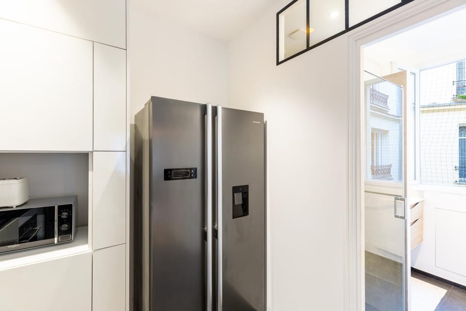 Elegant 2BR - Sleeps 6 - Steps from Arc de Triomphe Apartment in Paris
