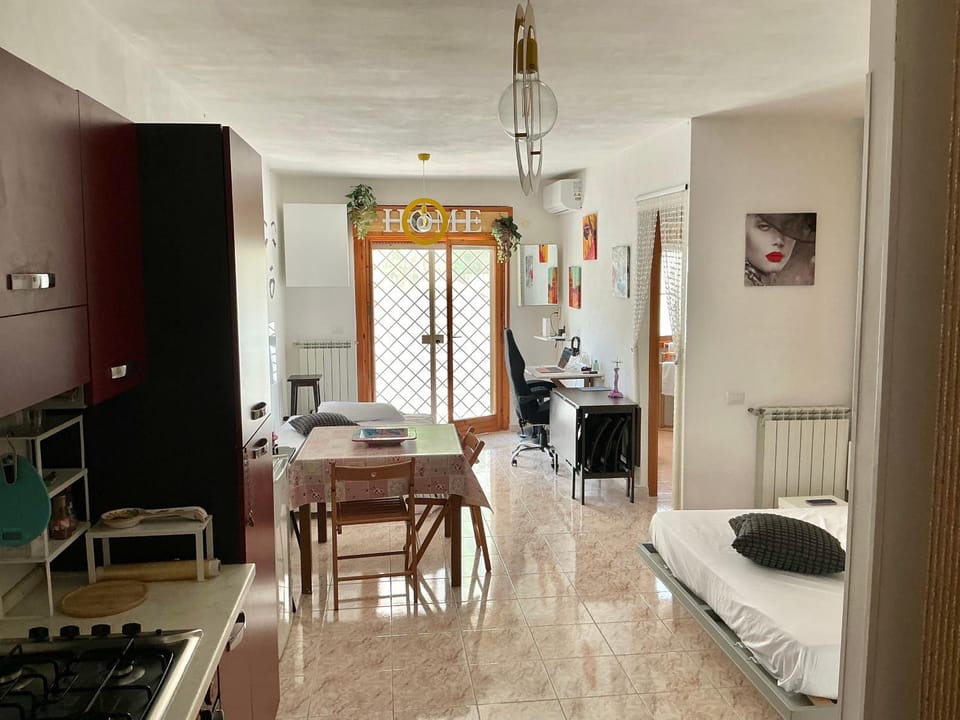 Kitchen or kitchenette, air conditioner