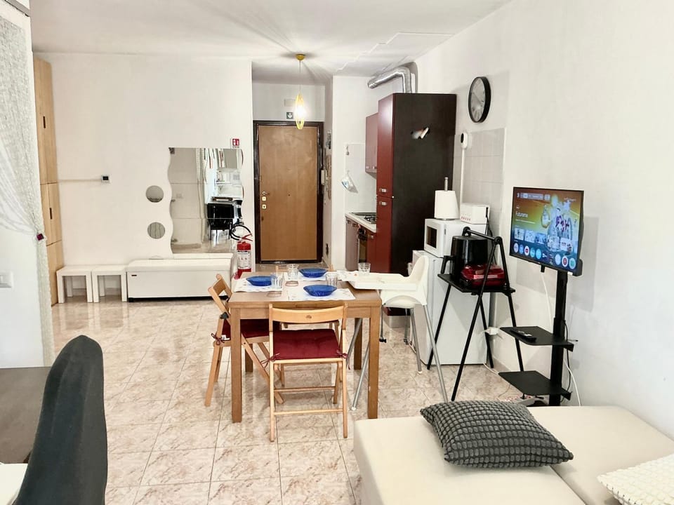 Bed, Day, Living room, Seating area