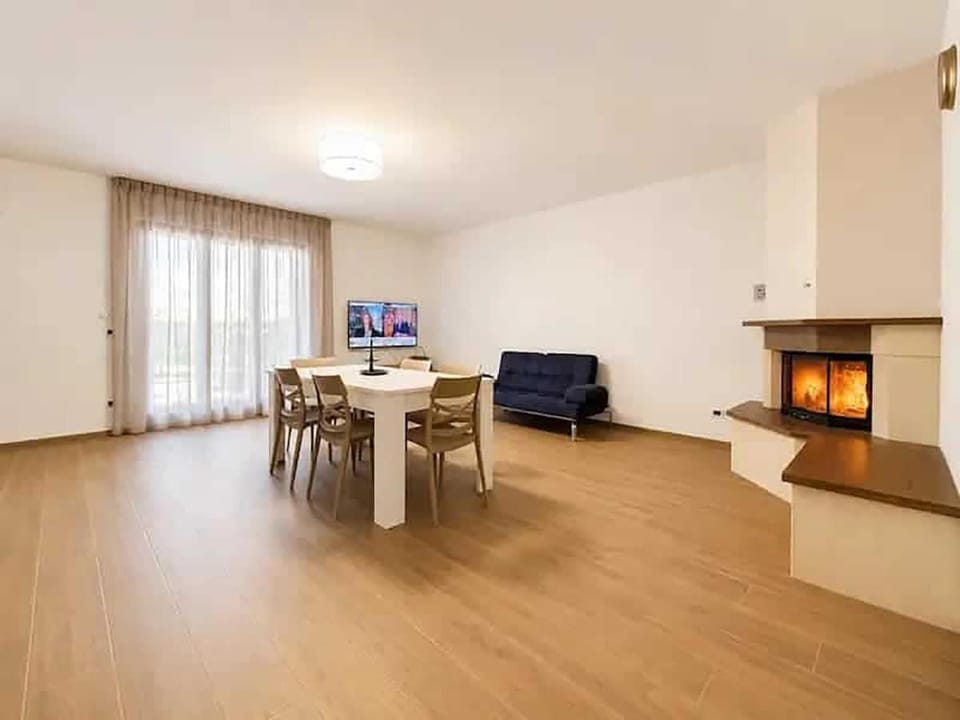 Communal lounge/ TV room, Living room, Seating area, fireplace