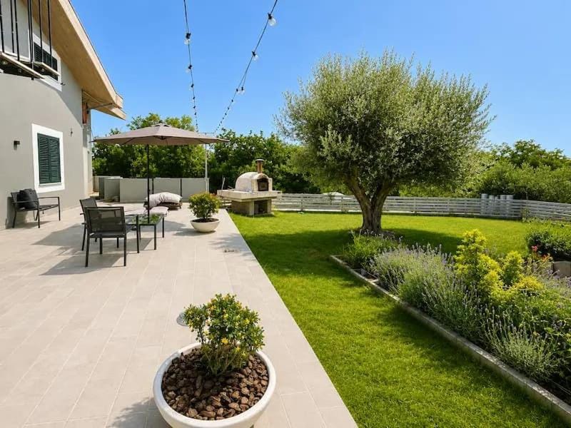Property building, Patio, BBQ facilities, Garden, Garden, Balcony/Terrace, Garden view, oven