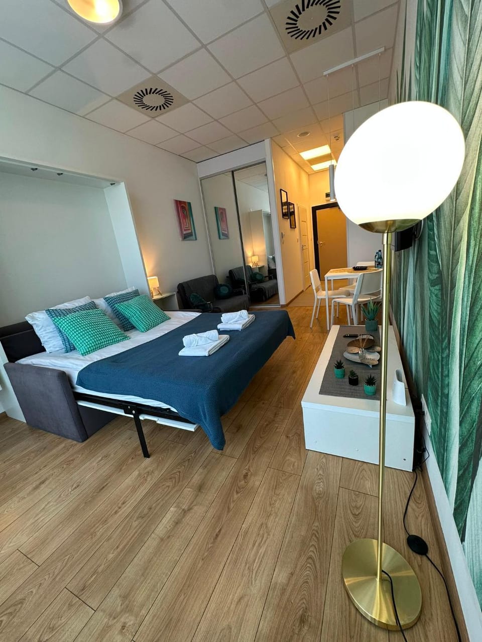 Bed, Living room, Photo of the whole room, Seating area, Bedroom
