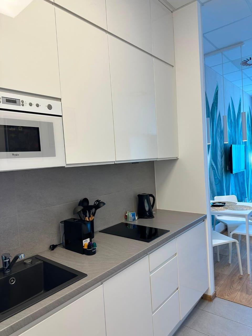 Coffee/tea facilities, Kitchen or kitchenette, Dining area, stove