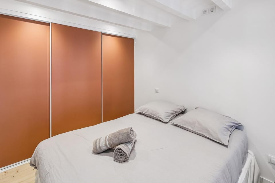 Bed, Photo of the whole room, Bedroom, towels, wardrobe