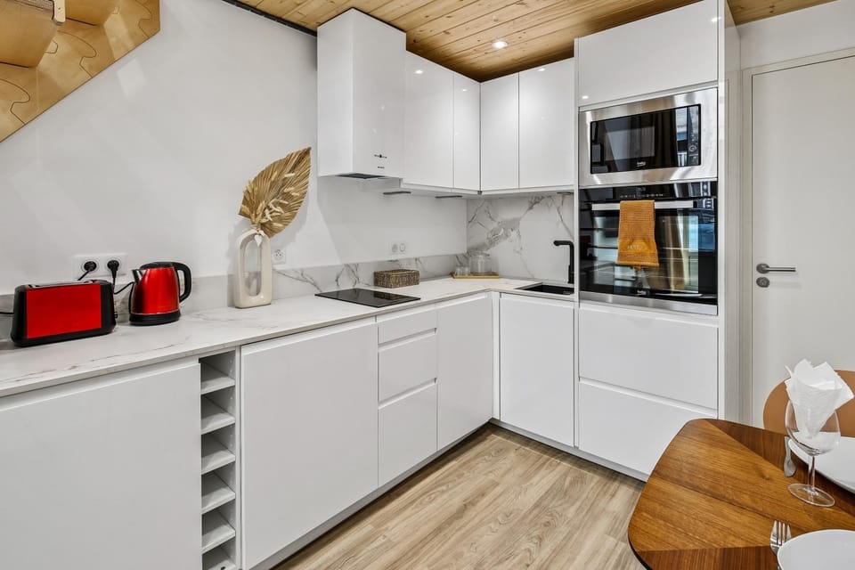 Coffee/tea facilities, Kitchen or kitchenette, dishwasher, oven, stove, toaster