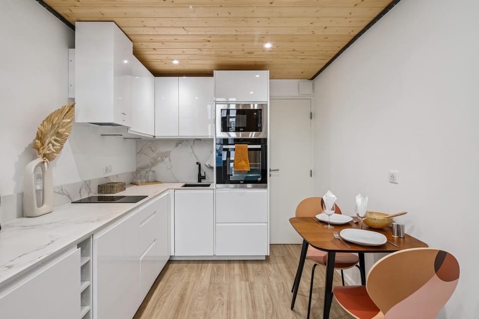 Coffee/tea facilities, Kitchen or kitchenette, Dining area, dishwasher, oven, stove, toaster