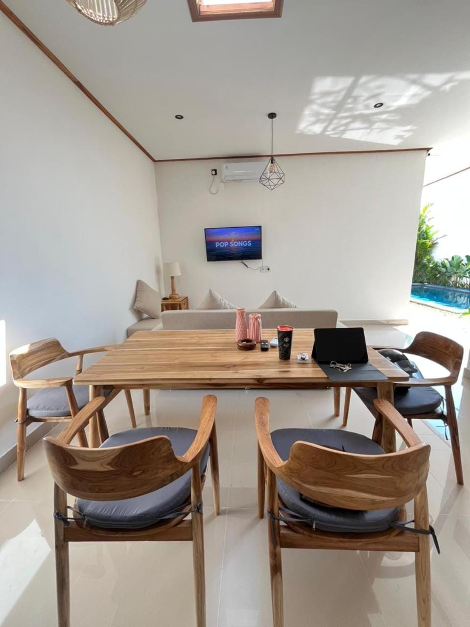 TV and multimedia, Seating area, Dining area