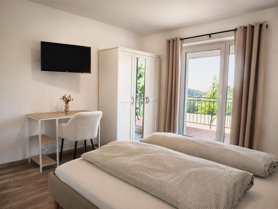 Bed, TV and multimedia, Balcony/Terrace, Photo of the whole room, Bedroom