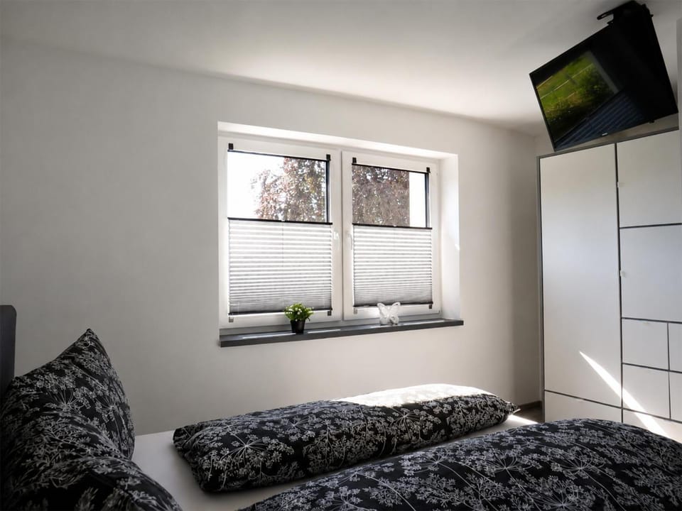 Bed, TV and multimedia, Photo of the whole room, Bedroom